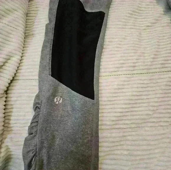 Lululemon Gray/Black Capri leggings. Size 6 - Picture 5 of 7